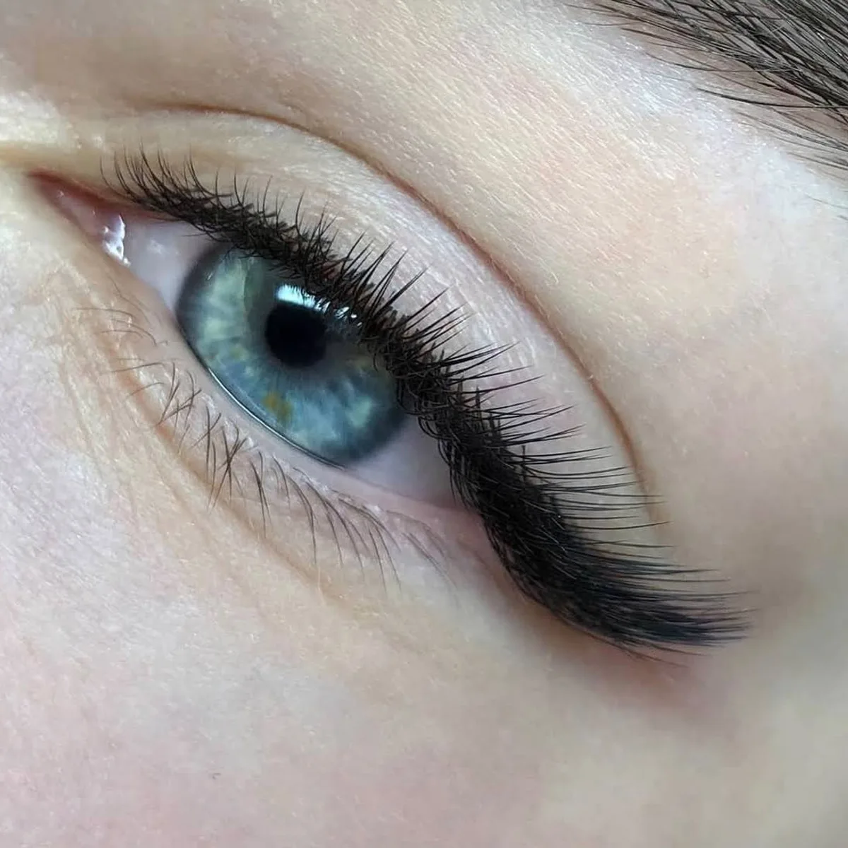 Natürliche Wimpernverlängerung im Kiana Beauty Studio